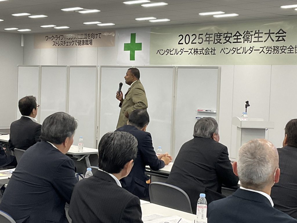 安全大会で参加者と対話しながら、多文化な現場でのヒヤリハットや安全意識について意見交換するにしゃんたの講演シーン。