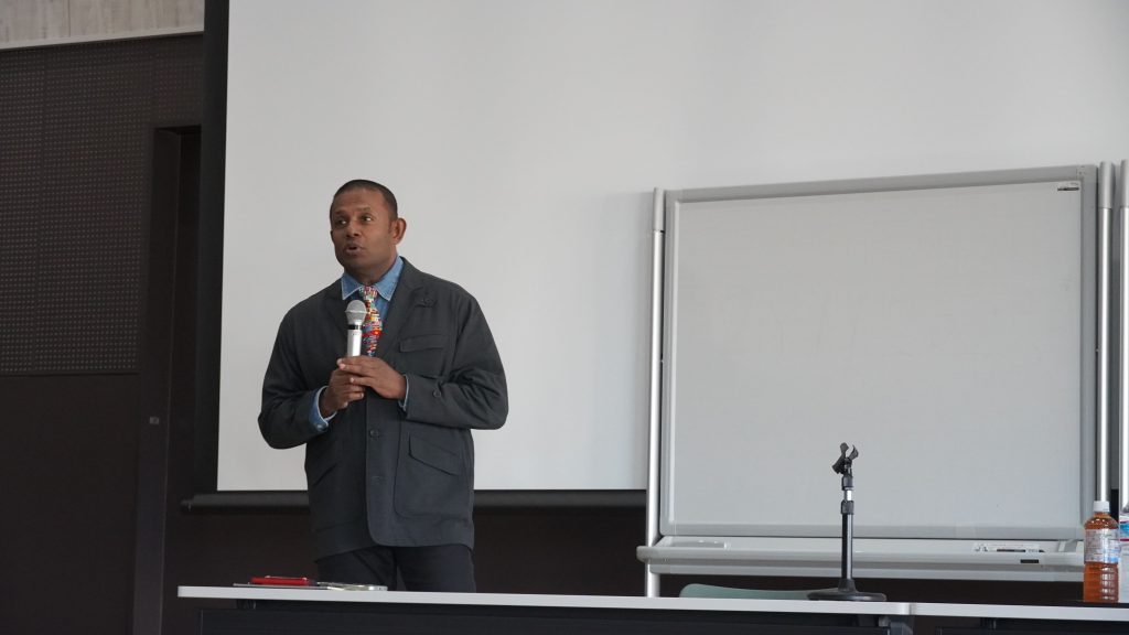 多様性の語り部として全国で講演を行うにしゃんたの全身写真。ダイバーシティ月間の基調講演にて