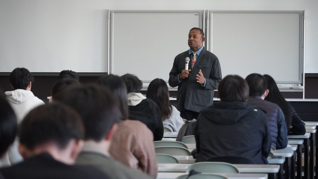 ユーモアを交えた語り口で会場を笑顔にするにしゃんた博士。落語家・タレントとしての経験を生かした講演