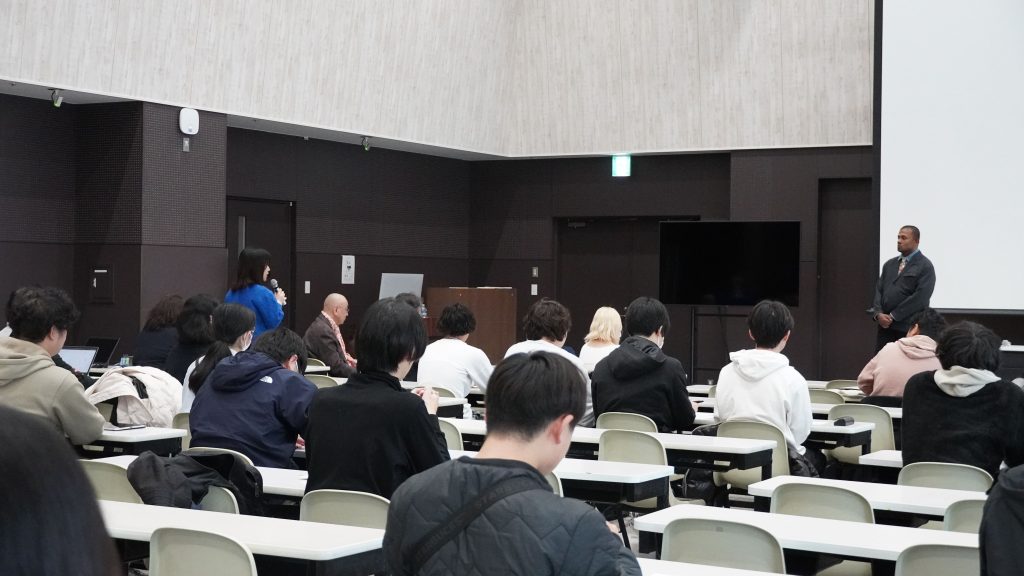 講演後の質疑応答で、学生からの鋭い質問に真摯に耳を傾け回答するにしゃんた