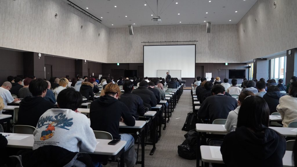 自身のスリランカと日本での経験を元に、ダイバーシティ＆インクルージョンの重要性を訴えるにしゃんた