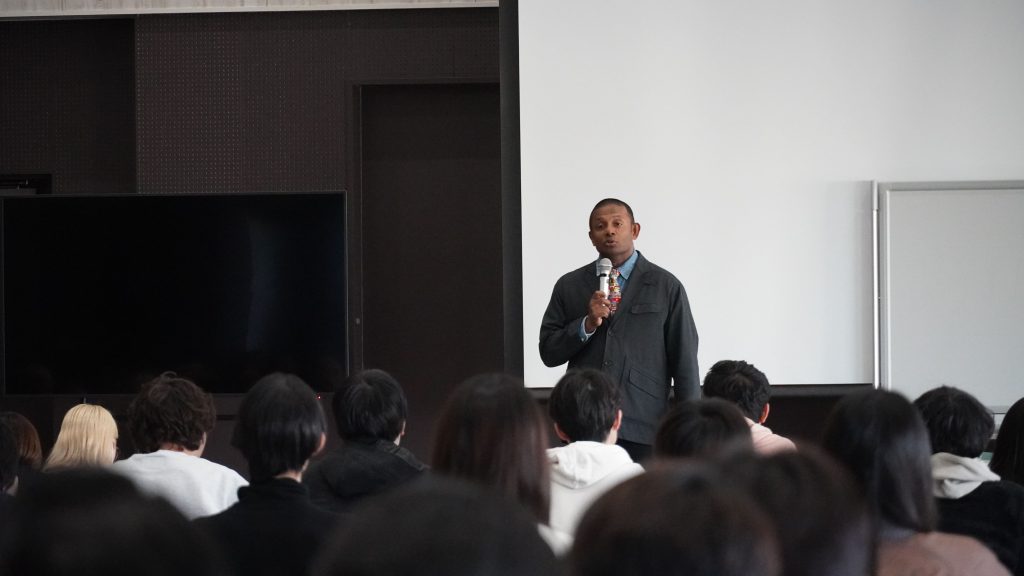 僧侶でもあるにしゃんた。仏教の香り漂う駒澤大学のキャンパスにて行われた講演会