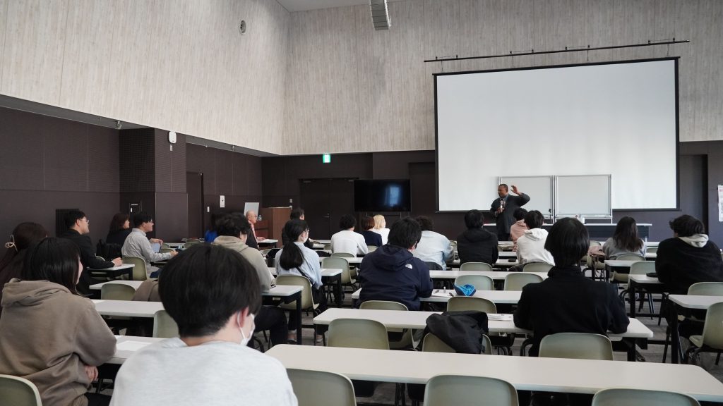 身振り手振りを交えて多文化共生と人権について語る羽衣国際大学教授にしゃんた