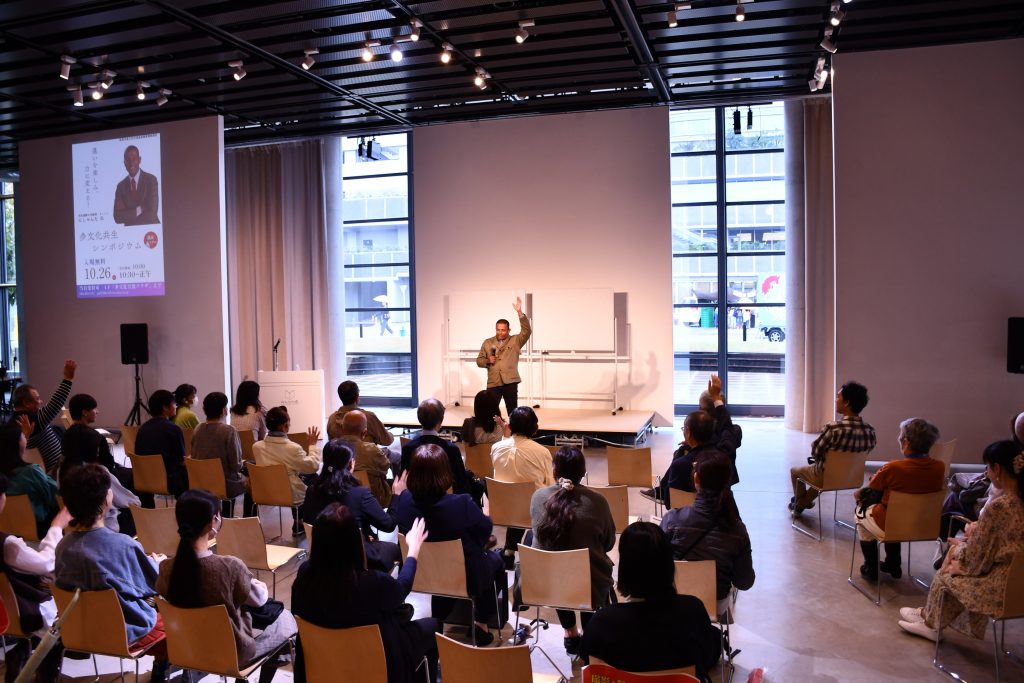 通りがかりの人も足を止めて聞き入る、オープンスペースでの講演の様子