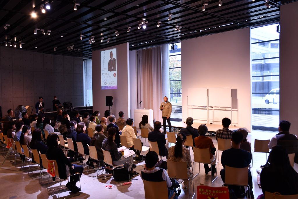 会場からの質問に答えるにしゃんた。参加者とのディスカッション風景