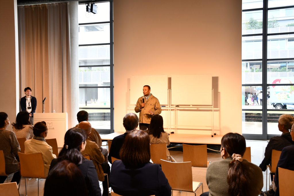 日曜日の開催で、満席となった講演会場の熱気