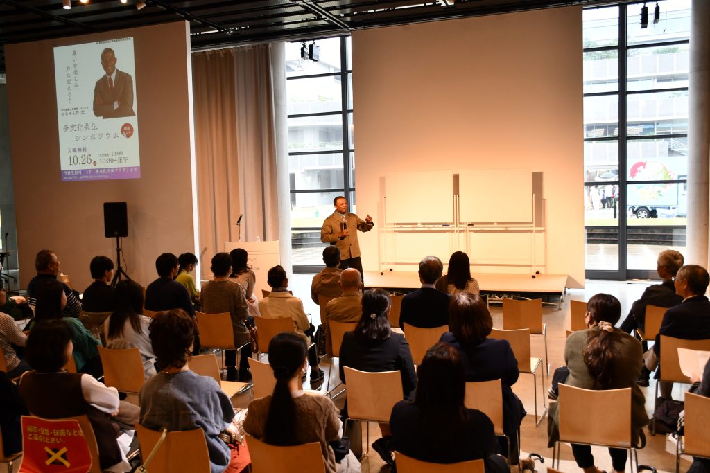 通りがかりの人も足を止めて聞き入る、オープンスペースでの講演の様子