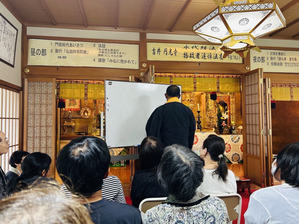 法話「私がみ教えに出遇うまで」を語り進める僧侶にしゃんた