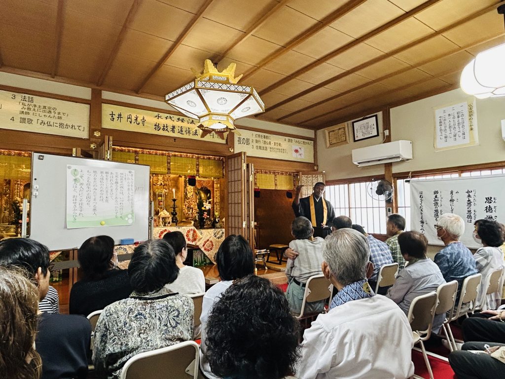 浄土真宗本願寺派 吉井円光寺の彼岸法要にて法話を行う講師のにしゃんた。テーマはSDGsと仏教。