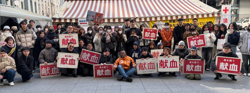 最強寒波のなか、献血呼びかけを行う学生ボランティアたち。知識を行動に変える教育的実験の現場。