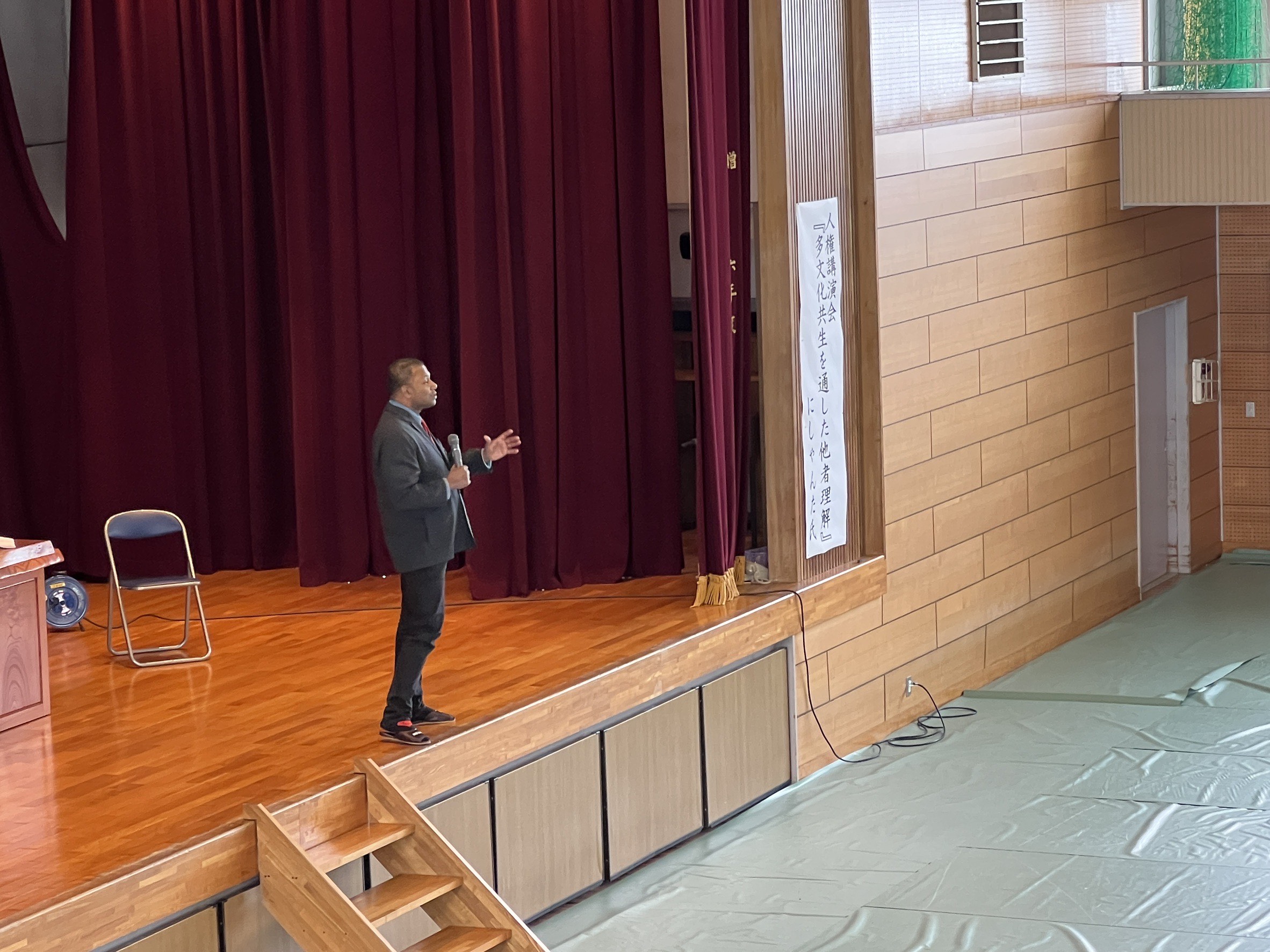 熱心に語りかけるにしゃんた