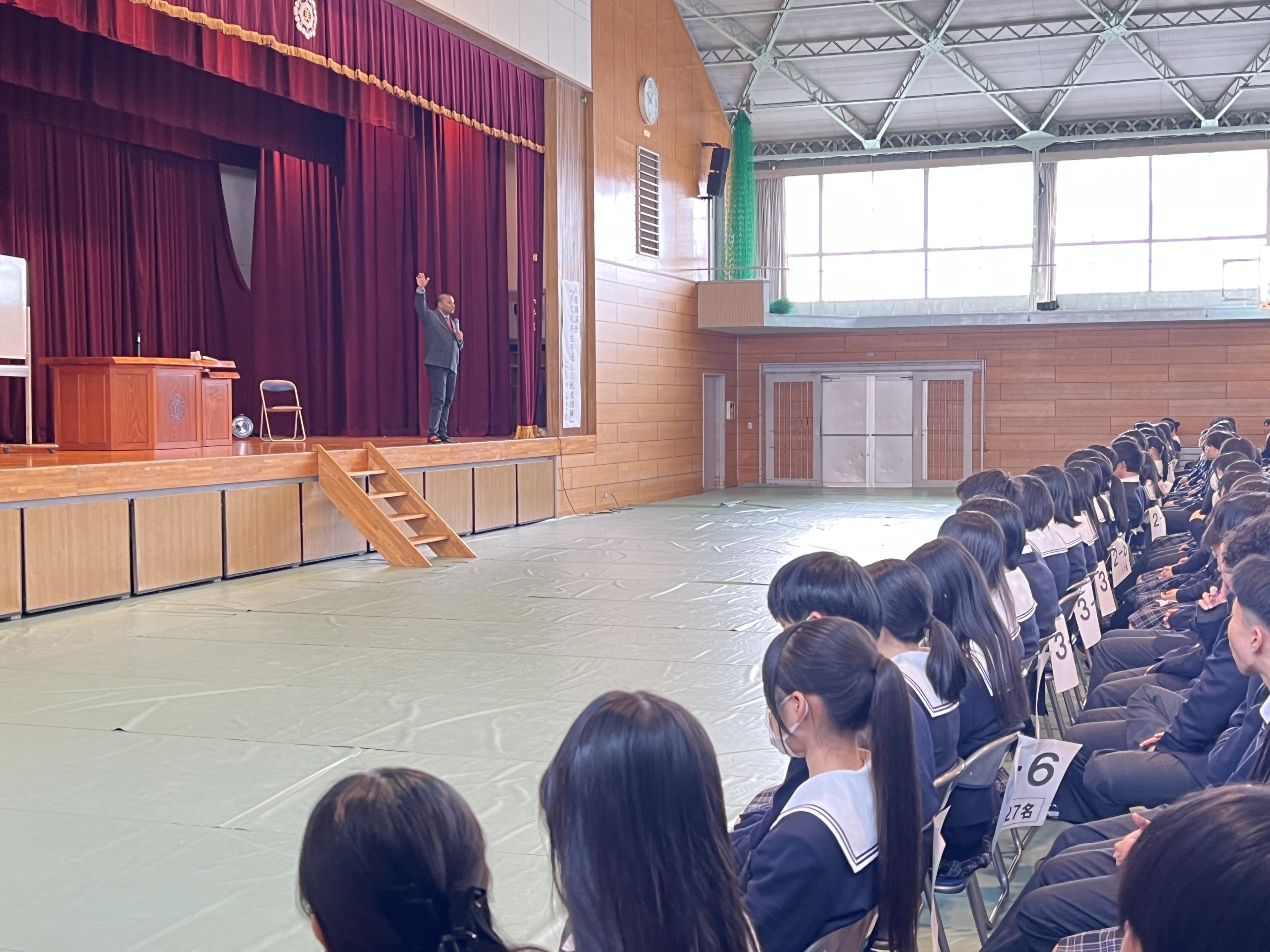 全校生徒約850名が一体となって耳を傾ける様子