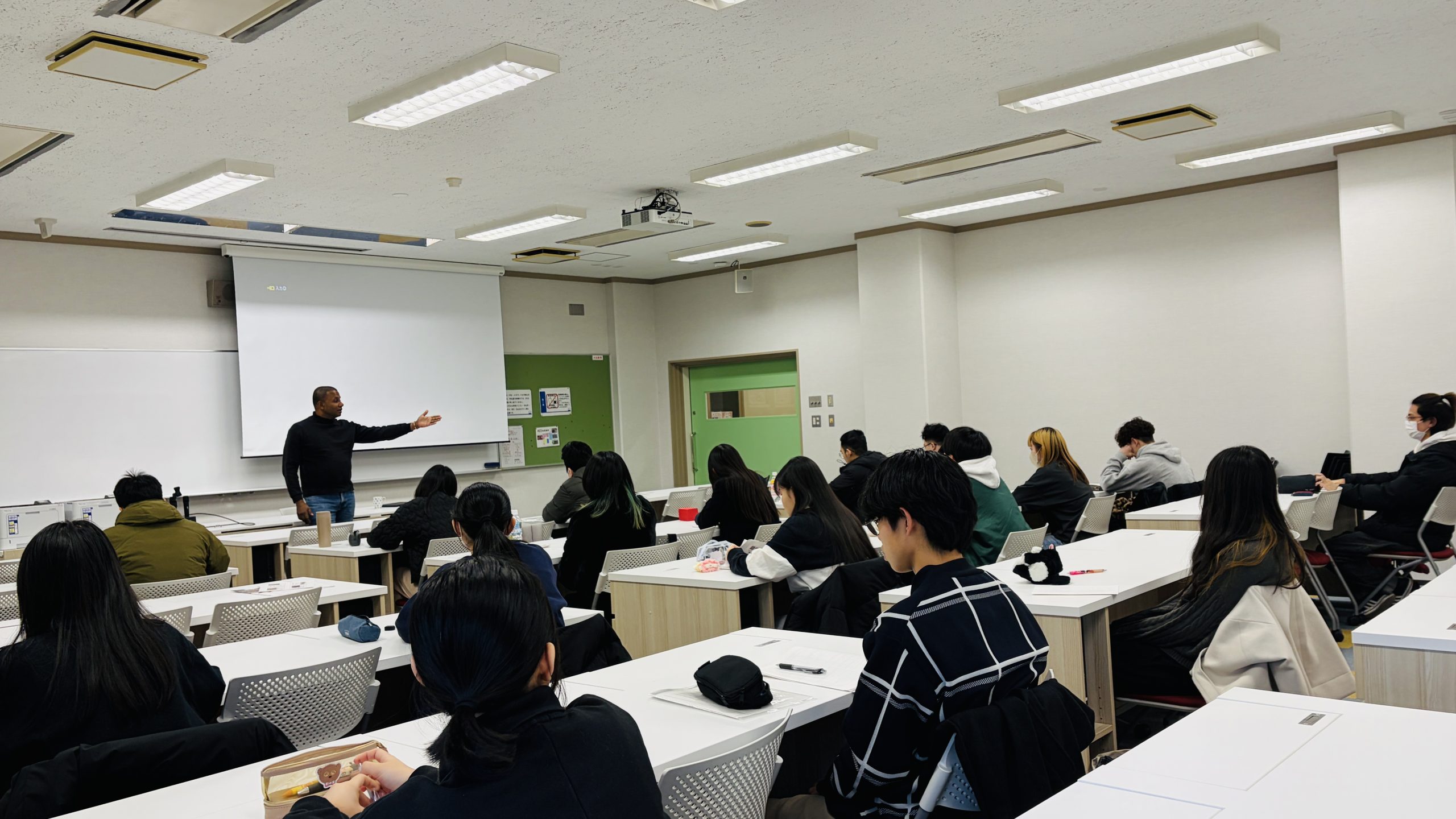 羽衣国際大学でのSDGs講演の様子